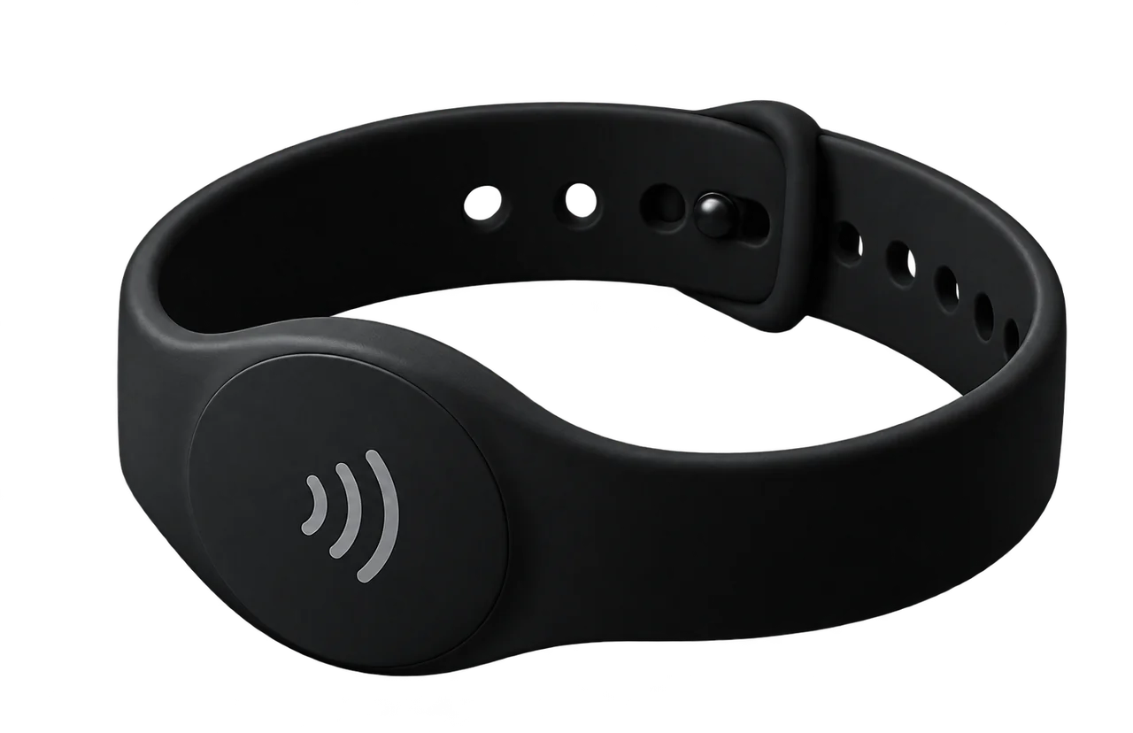 Pulsera NFC negra de Toqia, con el símbolo de contacto sin contacto en el disco central.